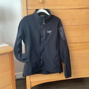 Mens Arcteryx shell jacket size medium in black.